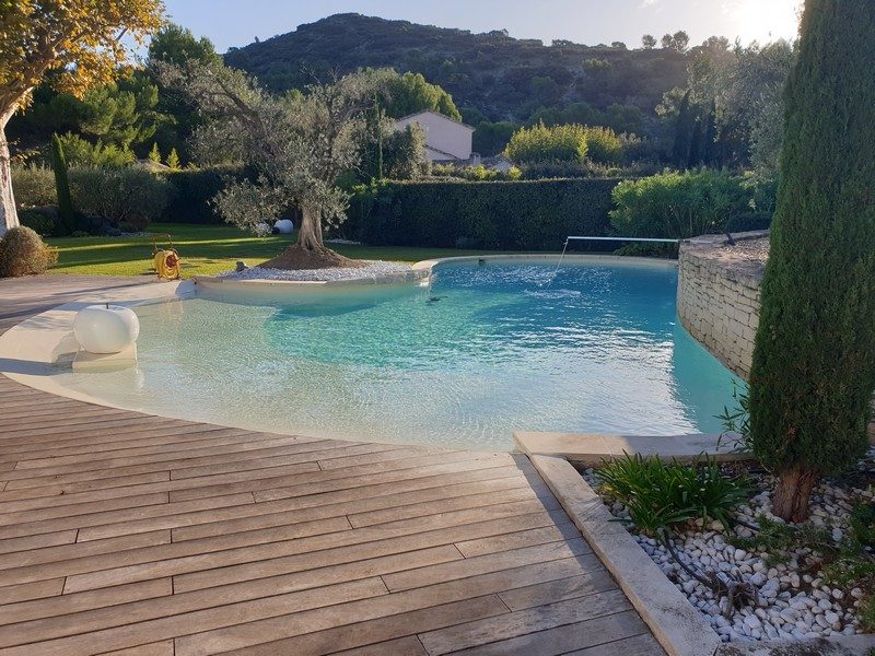 Chantier de rénovation de piscine béton par Sud Résine